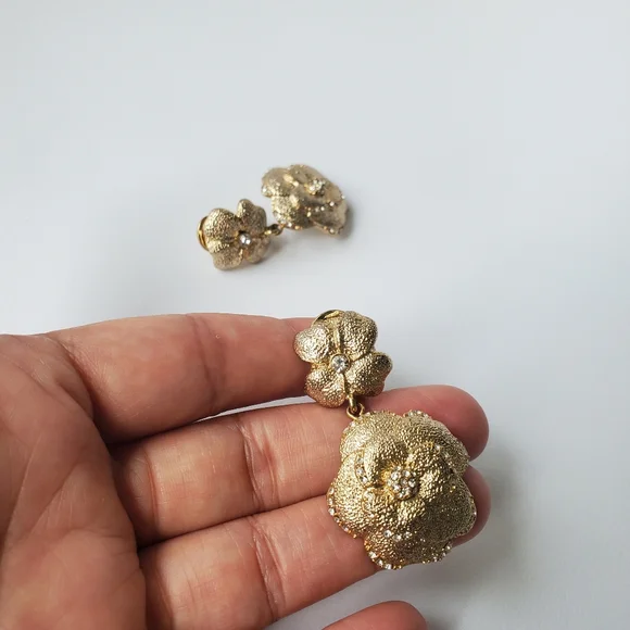 Clip-On Drop Earrings Flower Hammered Gold Tone and Rhinestones Vintage Look - Picture 2 of 4